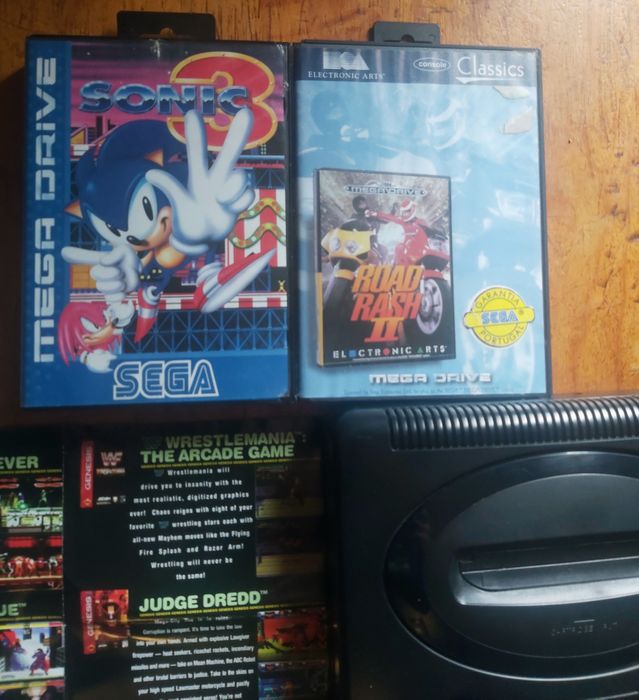 Mega drive ll com jogos pôster e 2 comandos.