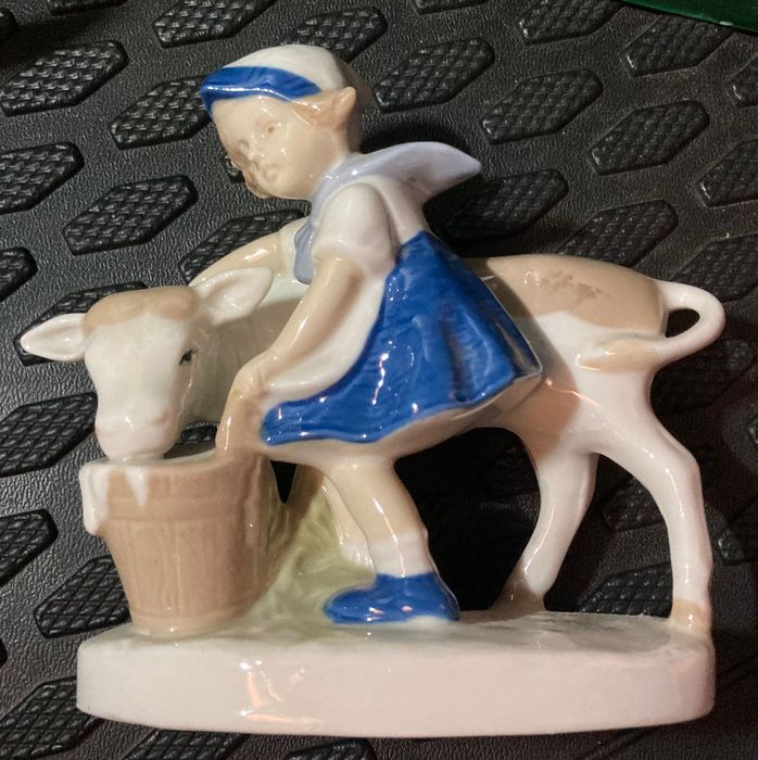 Porcelanowa figurka - dziewczynka karmiąca cielaka -