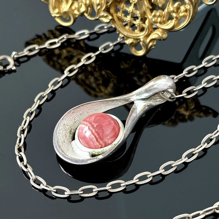 Srebrny naszyjnik z naturalnym Rodochrozytem z ok. 1960 roku