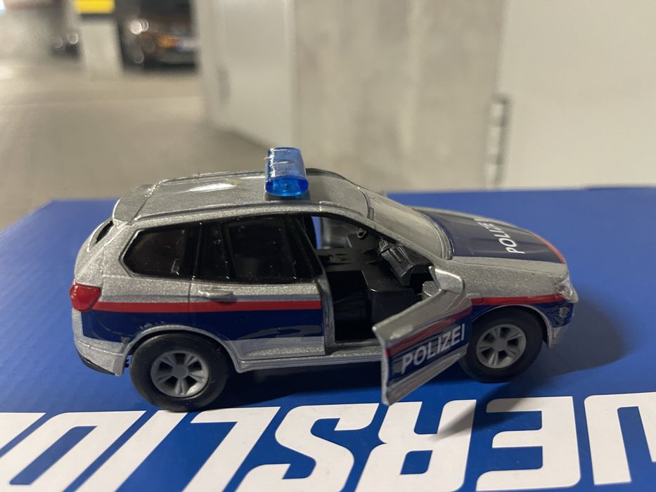 Policja, karetka, śeiatła, dźwięki