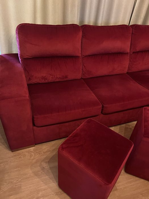 Sofá com chaise-longue.