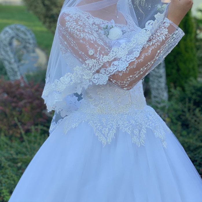 Продам весільну сукню