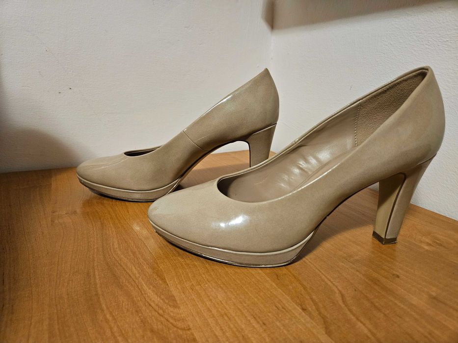 Buty damskie na obcasie 40