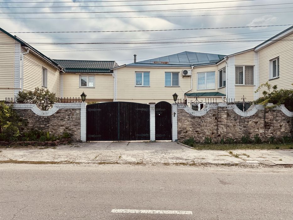 Продаж двох будинків 336м.кв. та 123м.кв. на ділянці 24сот. Красилівка - до Києва 20 хв на авто