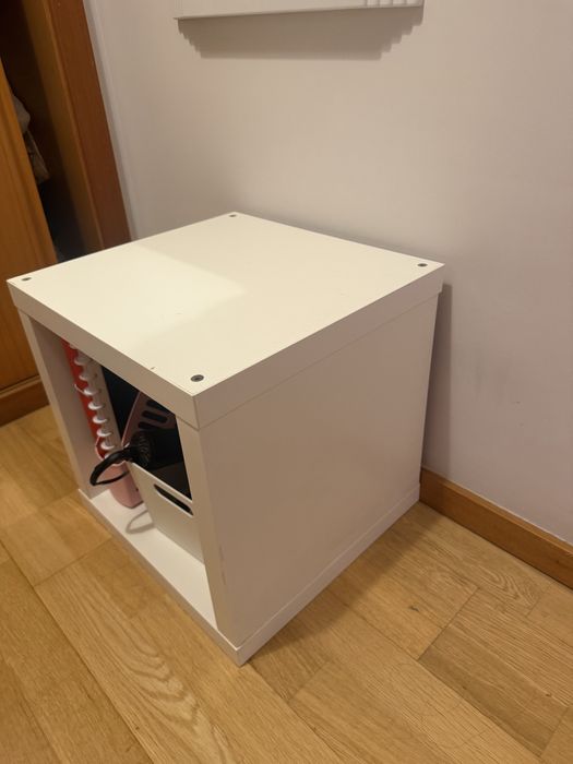 Cubo decorativo da tambem para fazer de mesinha de cabeceira ,  como novo esta impecavel apenas 10€