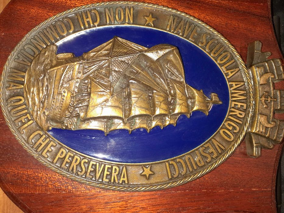 Placa de Crista TB111- navio escola Américo Vespuccio- Itália. Usado como novo