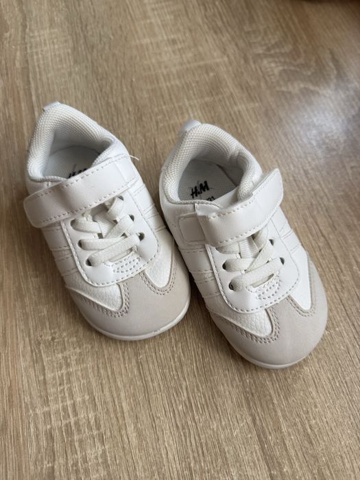 Стильні дитячі кросівки H&M