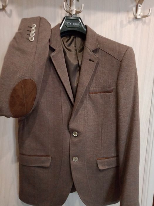 Жакет чоловічий коричневого кольору з замшевими вставками на ліктях