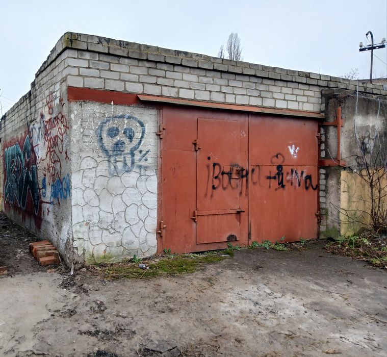 Гараж в районі м'ясокомбінату, з приватированою землею.