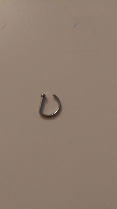 Kolczyk do nosa bez przekłuwania