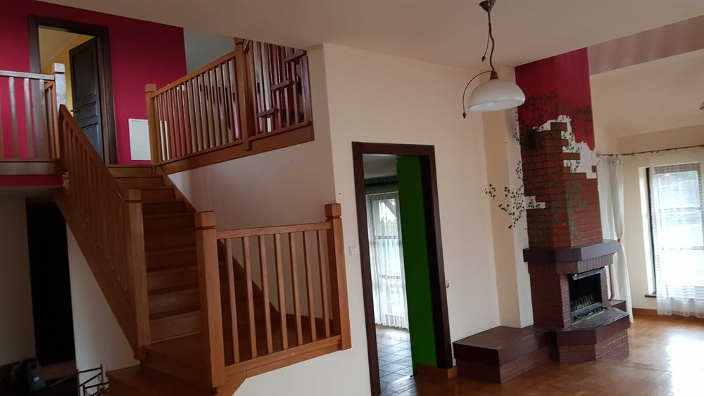 Dom do zamieszkania i prowadzenia działalności.