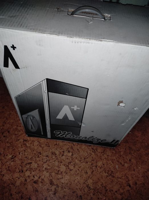 Torre de Computador e outra Torre para Computador