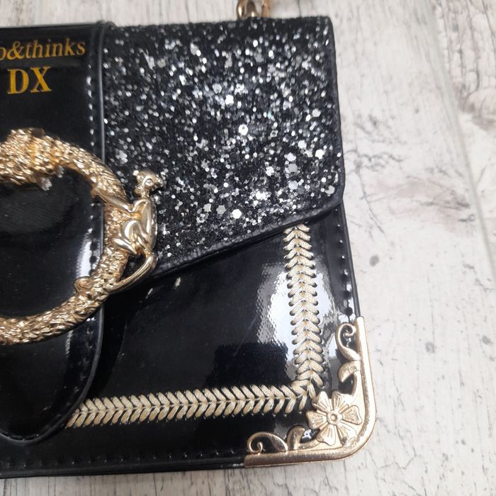 Mała lakierowana torebka kopertowka