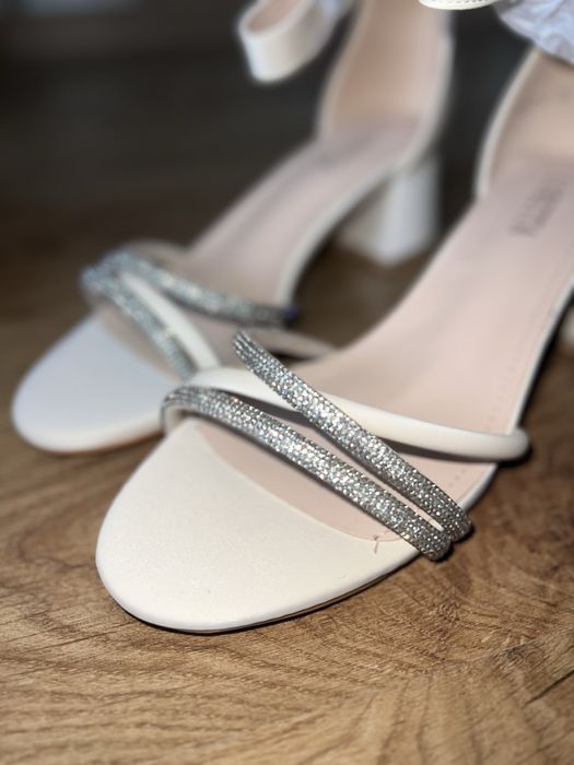 Жіночі підбори білого кольору