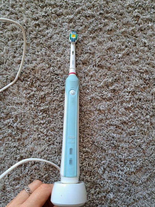 Szczoteczka elektryczna do ręków Oral B Braun