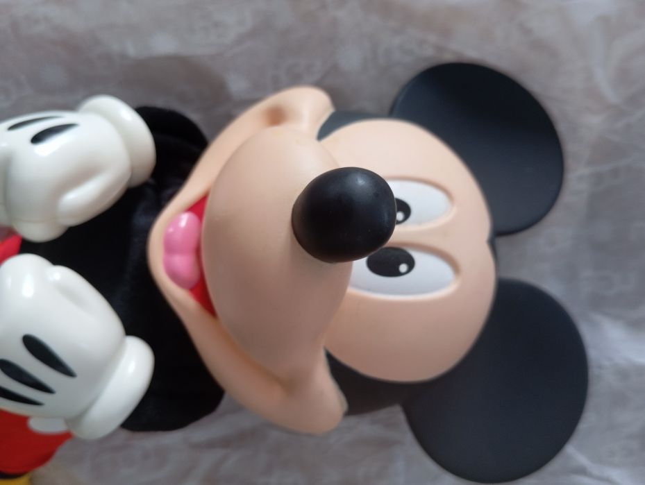 Mikey toca, dança e fala português