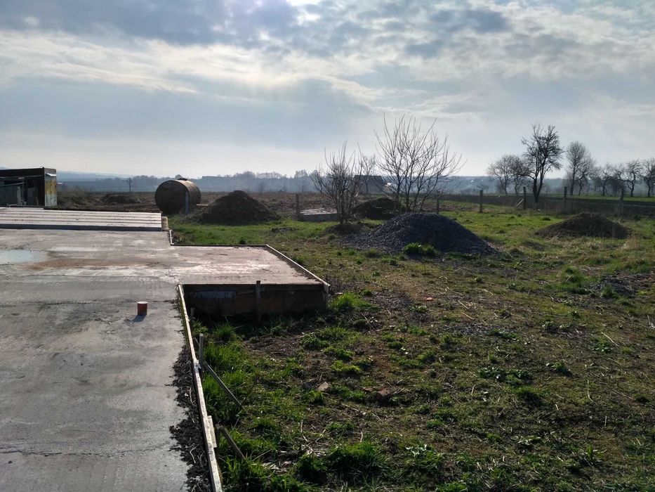 Продається підготовлений майновий комплекс у центрі села Давидківці, неподалік Хмельницького.