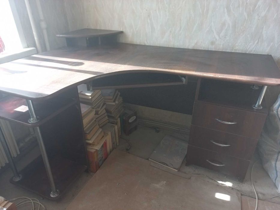 Стіл комп'ютерний