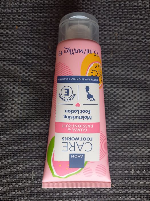 Nawilżający balsam do stóp Avon  guawa i marakuja