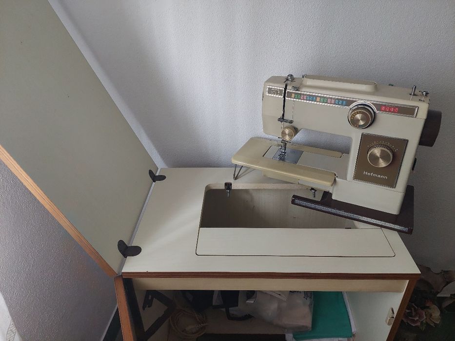 Máquina de costura com armário para embutir