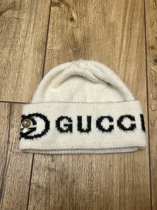 Biała /zimowa  / mięciutka  i ciepła  czapka Gucci