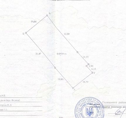 Продається добротній будинок з великою земельною ділянкою