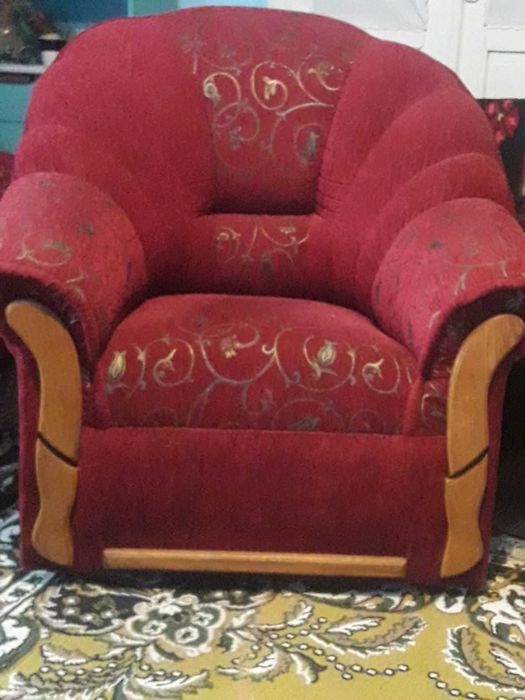 Меблі для вітальні. Диван  та  два стільці.