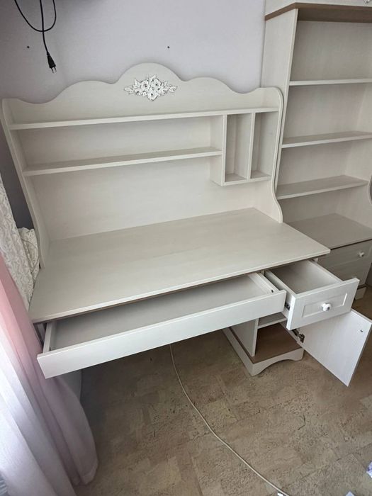 Дитяча кімната для підлітка в дуже гарному стані