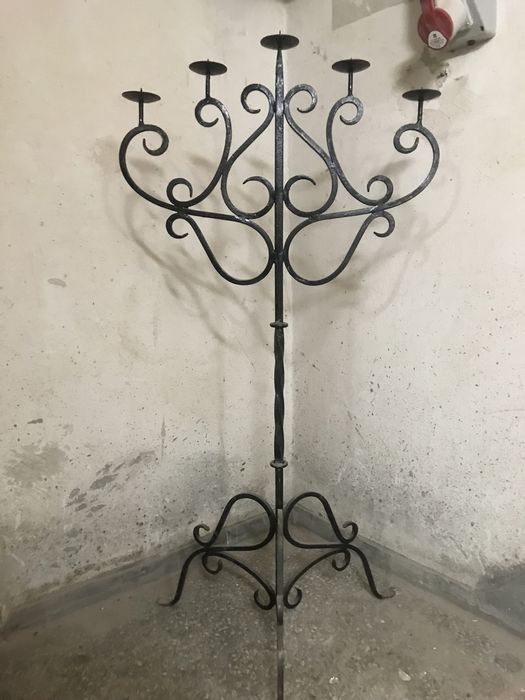 Duży świecznik metalowy