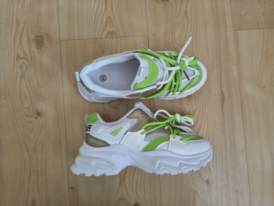 Modowe sneakersy na platformie