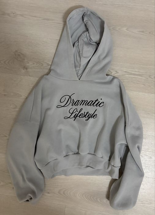 Сіре вкорочене худі Cropp з написом Dramatic Lifestyle