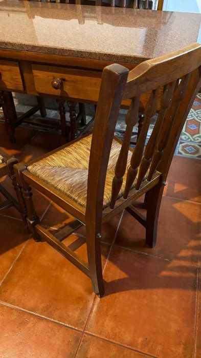 Mesa de refeição com tampo em granito + 4 cadeiras