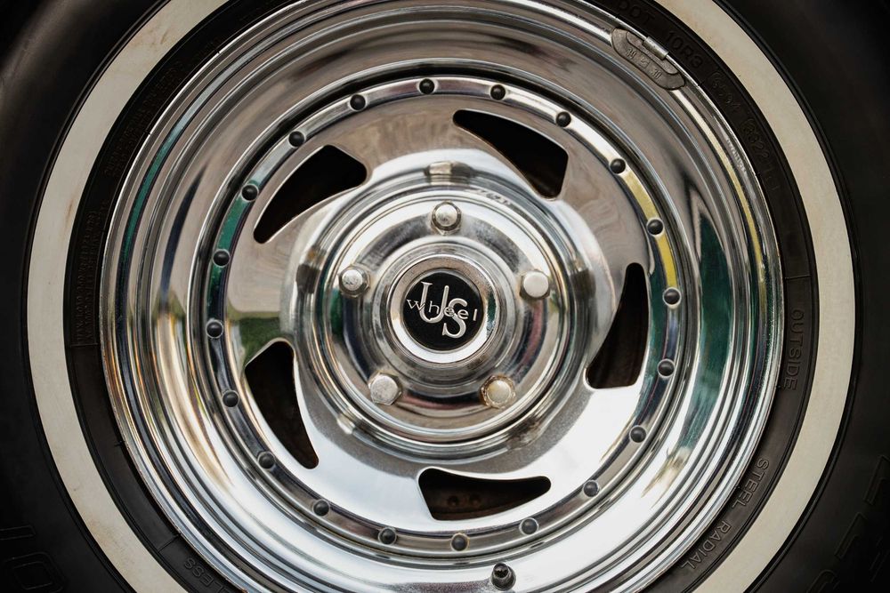 Auto do ślubu.   Cadillac DeVille 1968 Cabrio..