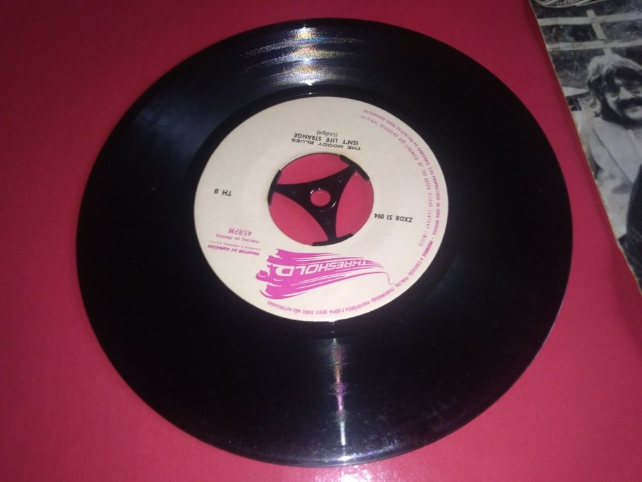 Raro vinil single The Moody Blues – Isn't Life Strange 1972