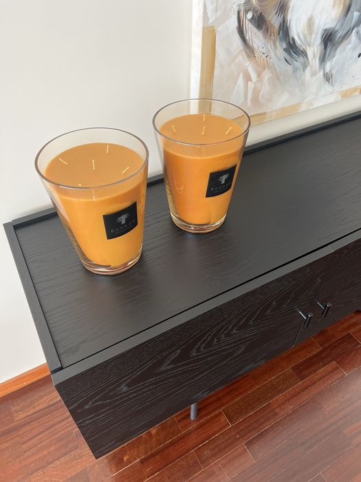 Aparador preto folheado a carvalho escurecido