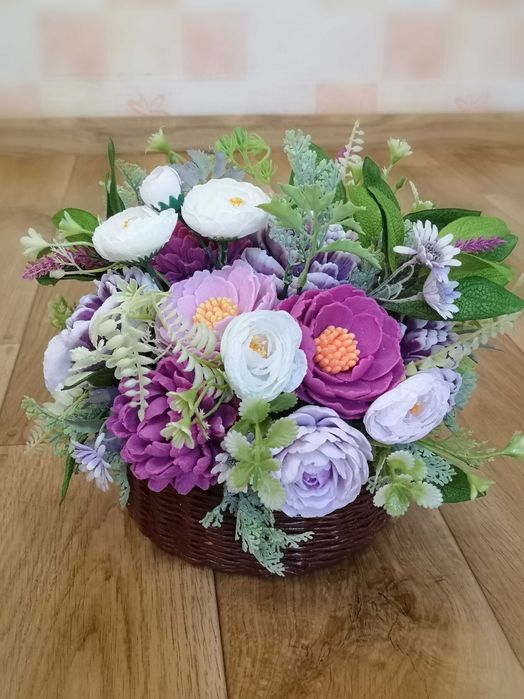 Bukiet kwiatów mydlanych pachnących w koszyczku dekoracja