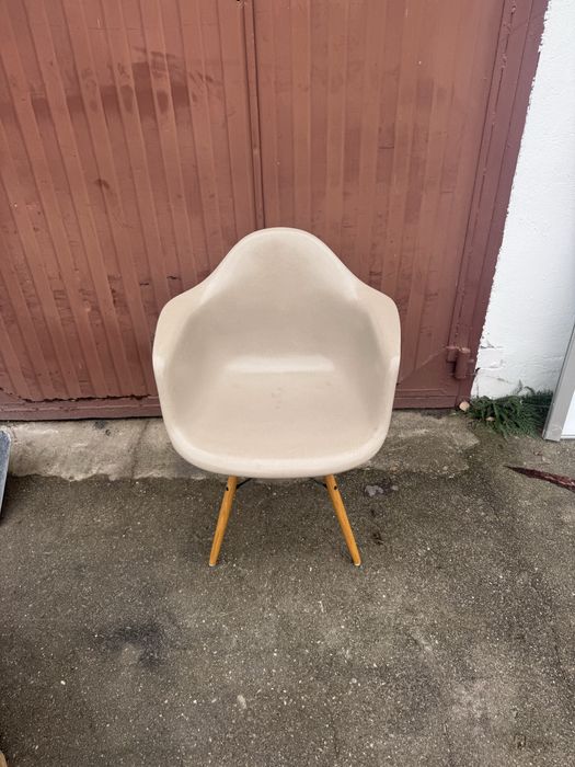 Vitra Herman Miller DAW - włókno szklane krzeslo