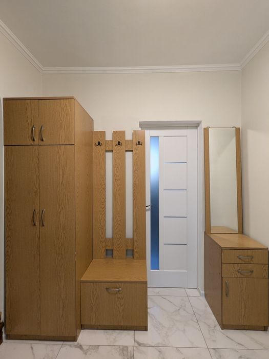 Меблі в прихожу(шафа, дзеркало, тумбочки..)