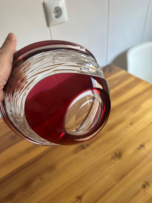 Vaso ou fruteira de cristal Bohemia em vermelho rubi, caracterizada pelo design de linhas lapidadas à mão que criam um efeito visual dinâmico