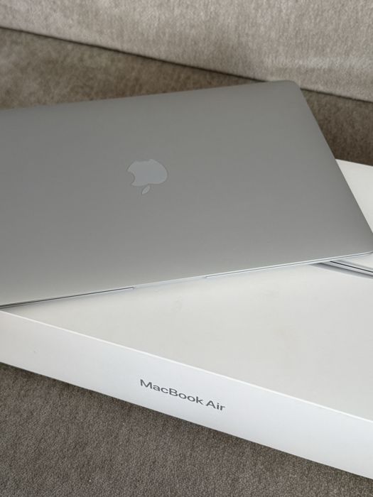 MacBook Air 13” A2179 (2020) Intel i5 1.1 GHz 8 GB RAM 256 GB SSD srebrny