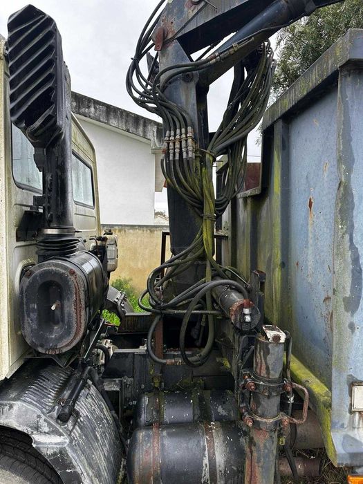 Volvo FL 6 - 14 com grua