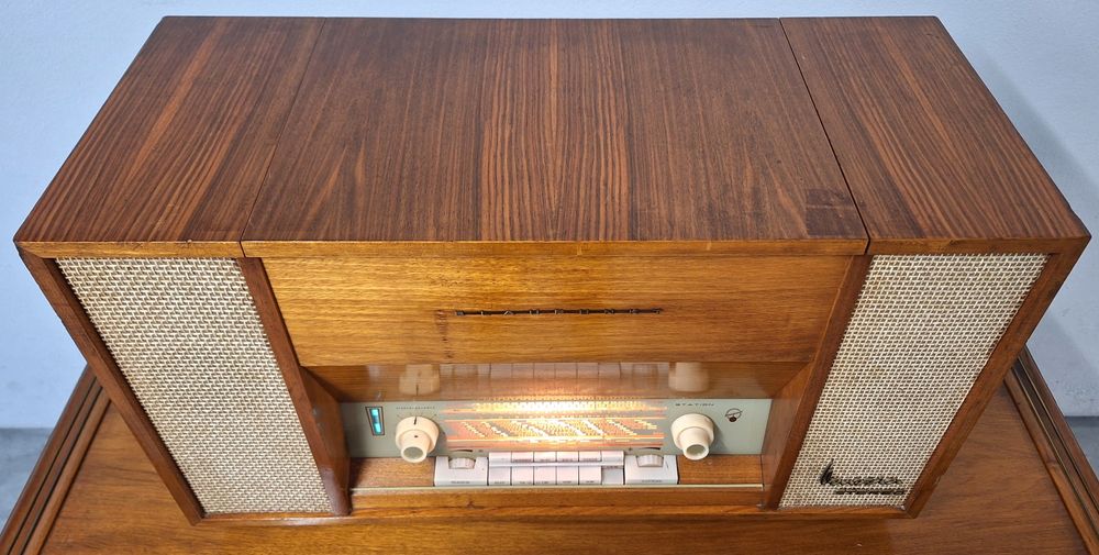 Móvel com rádio e gira discos Blaukpunt