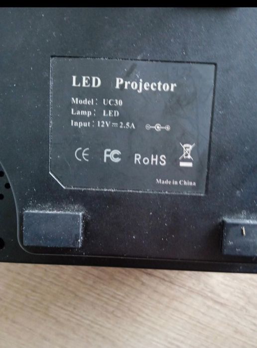 Mini projektor do kina domowego