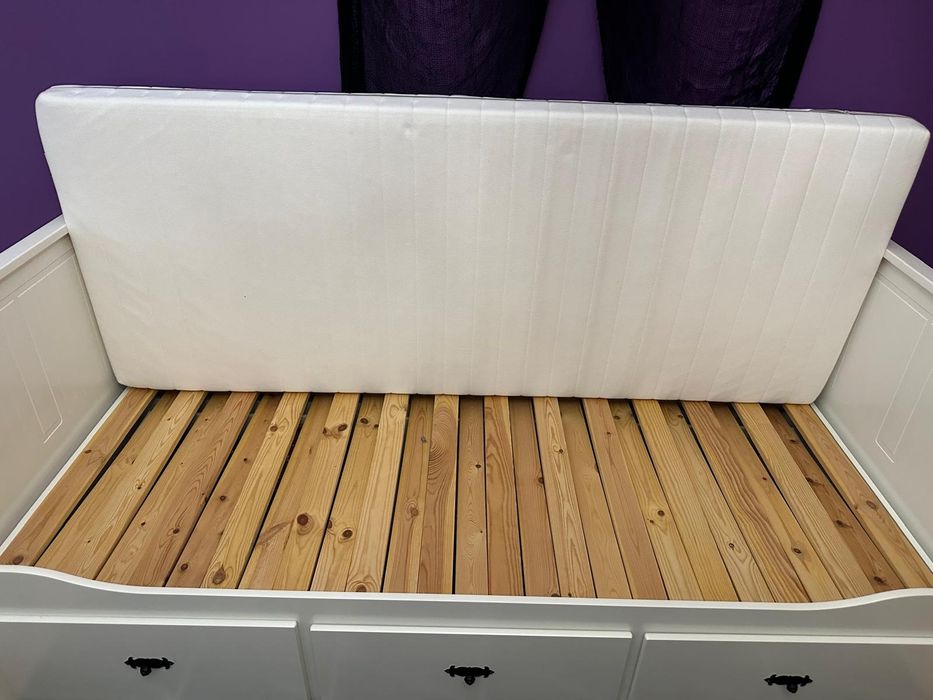 Cama de cor branca