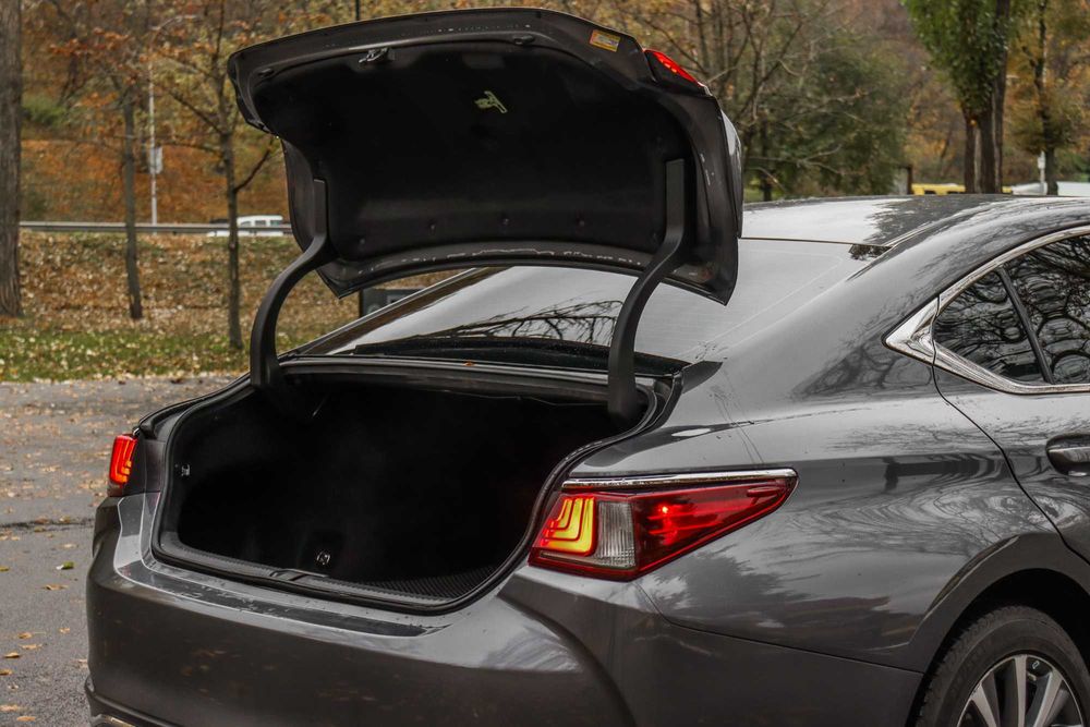 Lexus ES Hybrid. Прокат авто на долгий и короткий срок