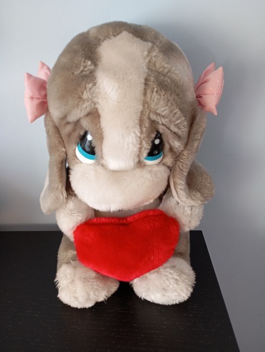 Cão de peluche com coração