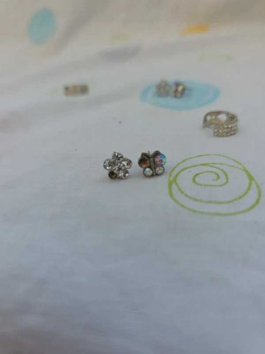 Conjunto / lote de vários brincos com brilhantes em falta