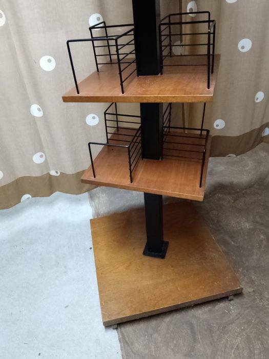 Expositor em madeira e ferro.