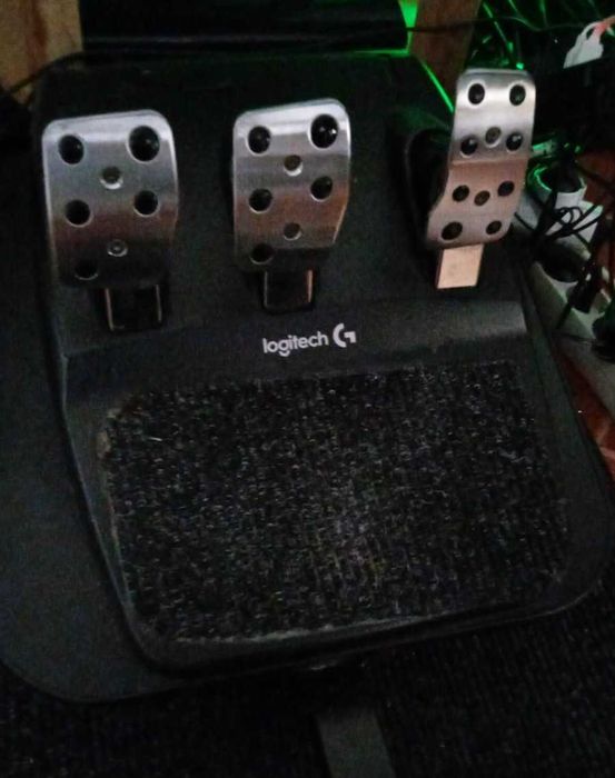 Vendo Volante c/ pedais Logitech G29, juntamente com 2 monitores HP