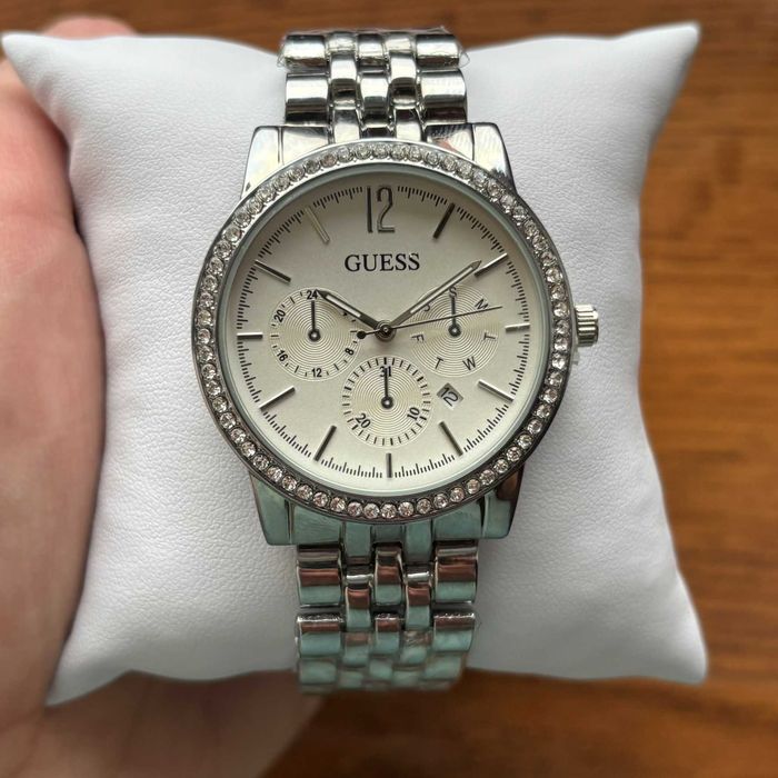 Жіночий годинник Guess срібного кольору на браслеті з робочою датою